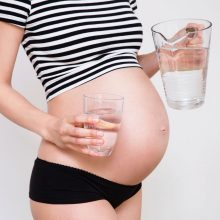 Hidratación y embarazo: la importancia de beber agua