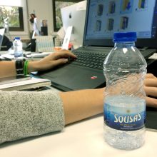 La importancia de beber agua en las horas de trabajo