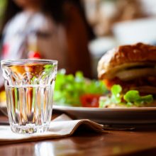 Los beneficios de tomar agua en nuestras comidas
